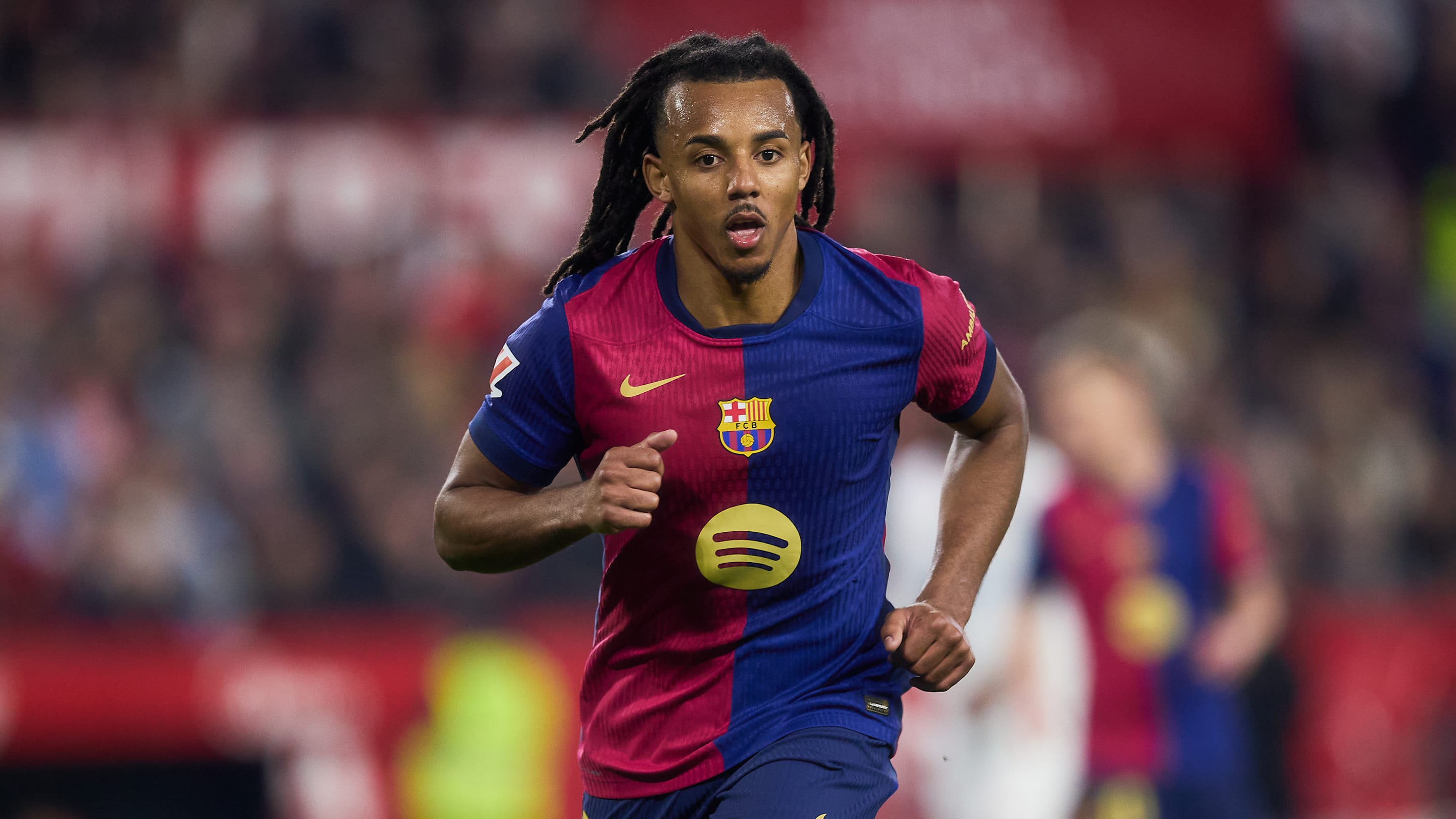 FC Barcelone VIDEO : La belle séquence entre Jules Koundé et des fans dans l'avion pour Milan