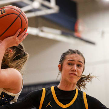 Kenzi Hollenbeck and Stayton were one of four quarterfinal winners at the OSAA Class 4A girls basketball state tournament Thursday.