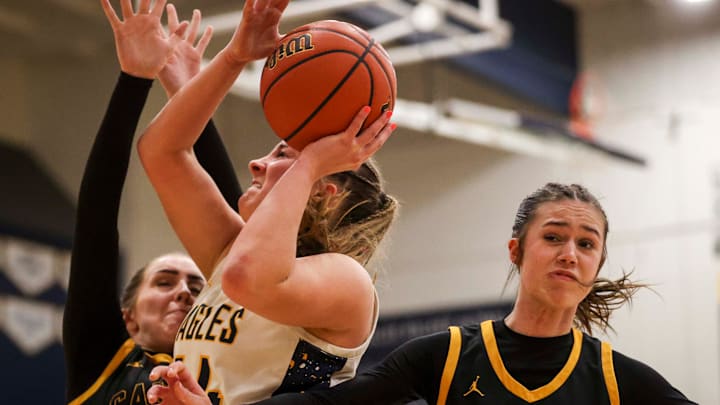 Kenzi Hollenbeck and Stayton were one of four quarterfinal winners at the OSAA Class 4A girls basketball state tournament Thursday.
