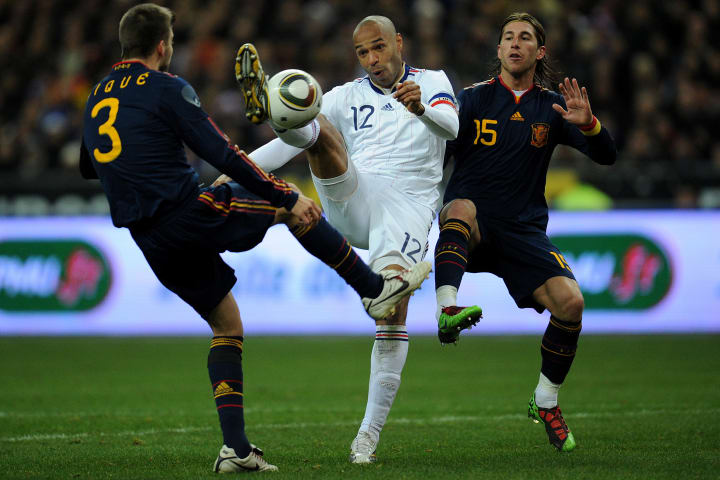 Spain's defender Gerard Pique (L) and Se