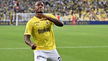 Michy Batshuayi tribünleri selamlıyor.