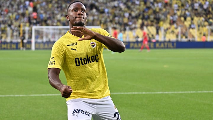 Michy Batshuayi tribünleri selamlıyor.