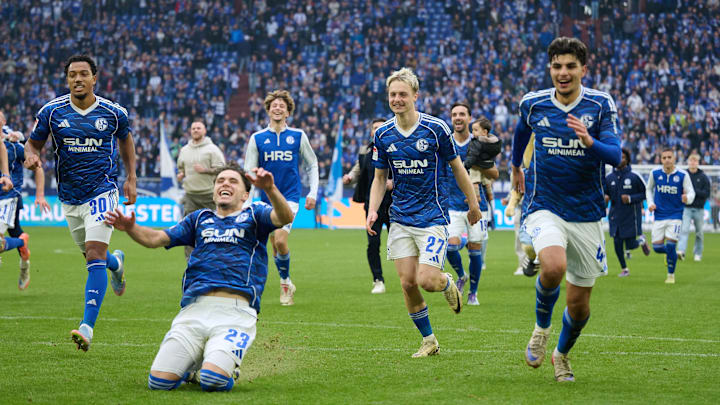 Mertcan Ayhan (1. v. re.) ist zusammen mit Soufiane El-Faouzi eines der Gesichter des Schalker Aufschwungs Mertcan Ayhan (1. v. re.) ist zusammen mit Soufiane El-Faouzi eines der Gesichter des Schalker Aufschwungs