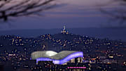 Stade Orange Velodrome de nuit, avec Notre-Dame de la Garde en fond