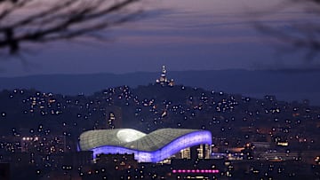 Stade Orange Velodrome de nuit, avec Notre-Dame de la Garde en fond
