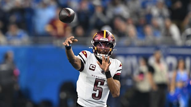 Washington Commanders quarterback Jayden Daniels (5) throws a pass during the first quarter against Detroit Lions