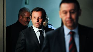 Sandro Rossel a punto de entrar en una conferencia de prensa