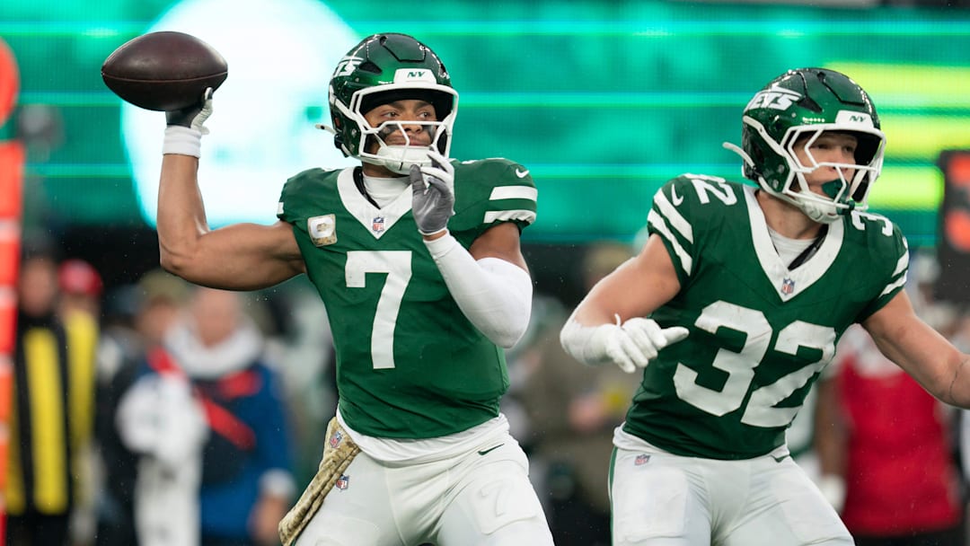 New York Jets quarterback Justin Fields (7) looks to pass the ball during an NFL Week 10 game between the New York Jets and the Cleveland Browns at MetLife Stadium on Sunday, Nov. 9, 2025.