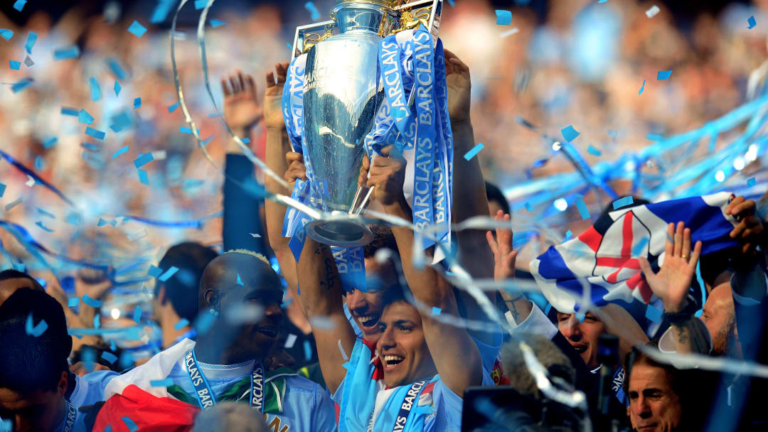 Aguero, do Manchester City, levanta a taça da Premier League, na temporada 2011/12 Aguero, do Manchester City, levanta a taça da Premier League, na temporada 2011/12