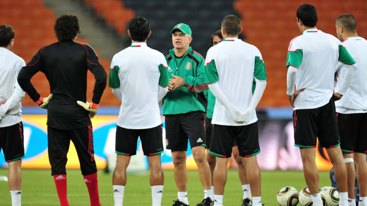 Javier Aguirre dando unas palabras durante un entrenamiento en el Mundial Sudáfrica 2010