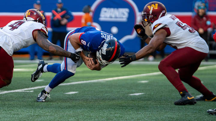 New York Giants quarterback Daniel Jones (8) attempts to score on a 2-point conversion before being tackled by Washington Commanders linebacker Frankie Luvu (4) during a game between the New York Giants and the Washington Commanders at MetLife Stadium in East Rutherford on Sunday, Nov. 3, 2024.