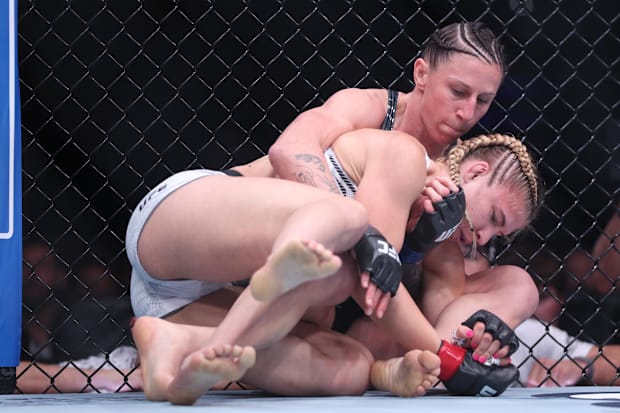 Miranda Maverick (red gloves) fights Jamey-Lyn Horth (blue gloves) at Amalie Arena. 