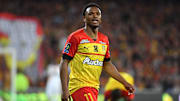 Les joueurs du RC Lens arborent un maillot arc-en-ciel.