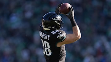 Philadelphia Eagles tight end Dallas Goedert (88) makes a catch against the New York Giants during the first quarter at Lincoln Financial Field.