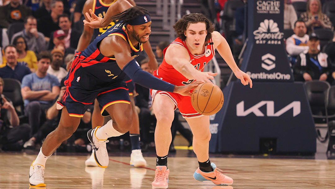 Jan 23, 2025; San Francisco, California, USA; Golden State Warriors guard Buddy Hield (7) steals the ball from Chicago Bulls guard Josh Giddey (3)