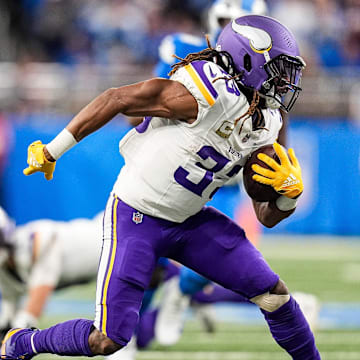 Minnesota Vikings running back Aaron Jones Sr. (33) runs against Detroit Lions during the first half at Ford Field in Detroit on Sunday, November 2, 2025.