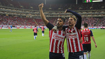 Jugadores de las Chivas del Guadalajara celebran un gol.