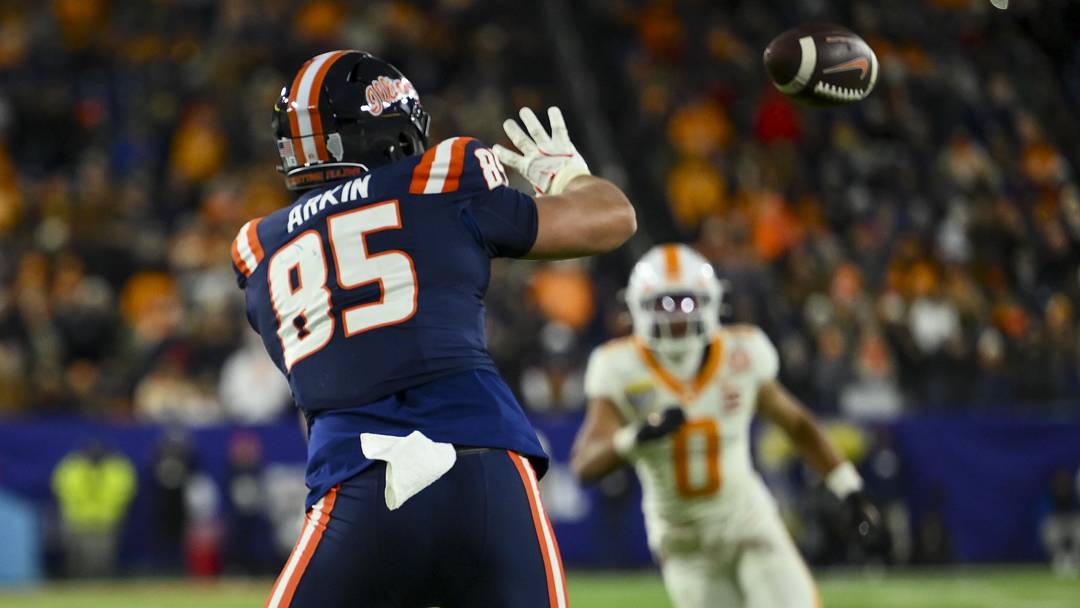 Dec 30, 2025; Nashville, TN, USA; Illinois Fighting Illini tight end Tanner Arkin (85) makes a catch against the Tennessee Volunteers during the second half at Nissan Stadium. Mandatory Credit: Steve Roberts-Imagn Images