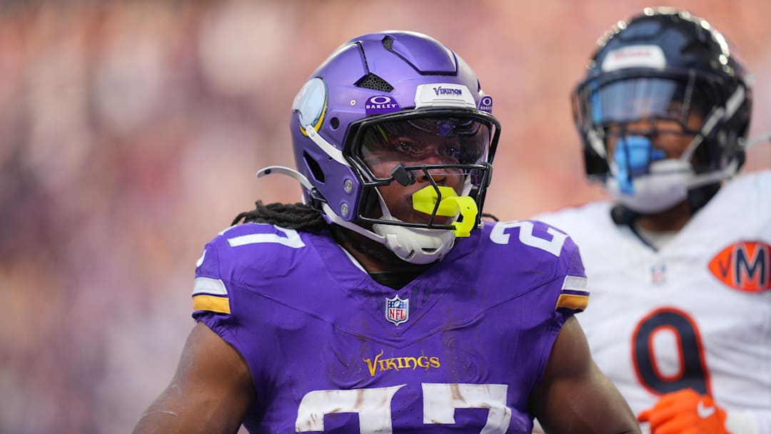 Minnesota Vikings running back Jordan Mason (27) runs in for a touchdown during the fourth quarter against the Chicago Bears at U.S. Bank Stadium. 