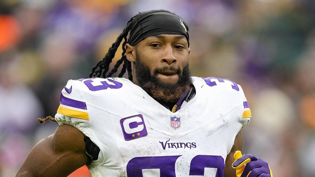 Nov 23, 2025; Green Bay, Wisconsin, USA;  Minnesota Vikings running back Aaron Jones Sr. (33) during the game against the Green Bay Packers at Lambeau Field. Mandatory Credit: Jeff Hanisch-Imagn Images