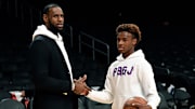 LeBron James y su hijo "Bronny", a quien acompaña en cada juego que disputa