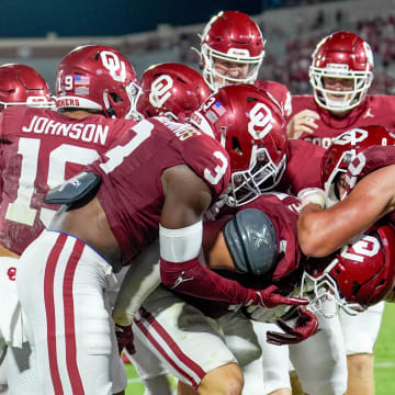 Oklahoma linebacker Jaren Kanak (7) scores on a fumbled punt.