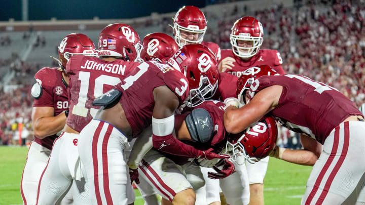 Oklahoma linebacker Jaren Kanak (7) scores on a fumbled punt.