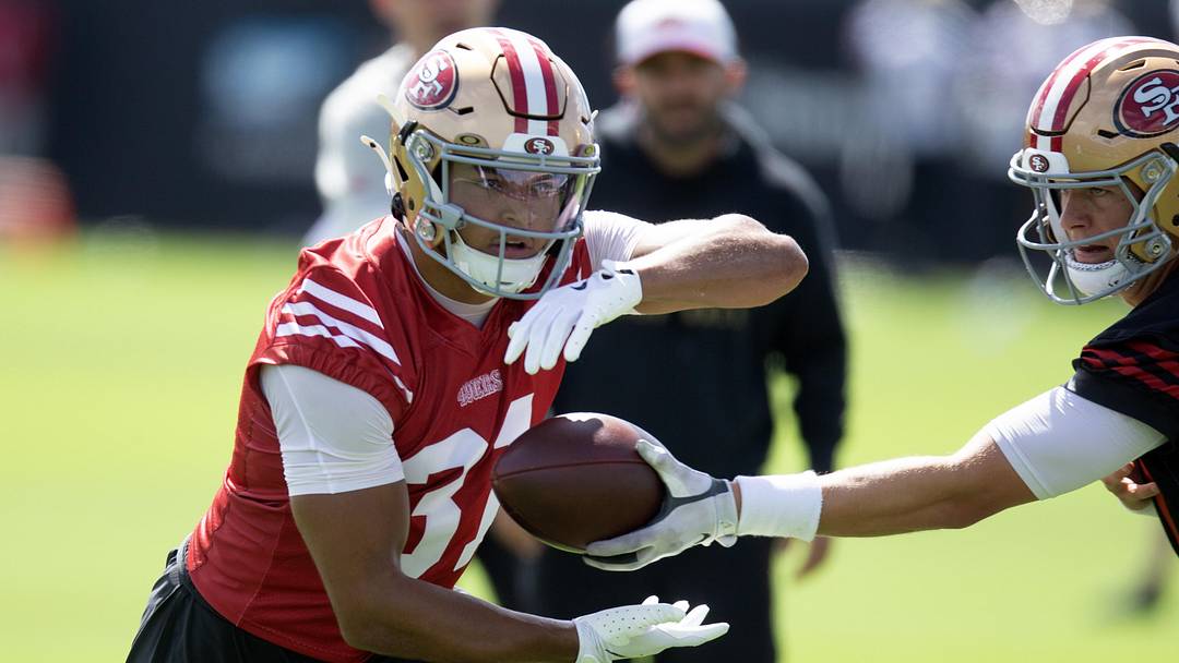 San Francisco 49ers running back Isaac Guerendo (31) San Francisco 49ers running back Isaac Guerendo (31)