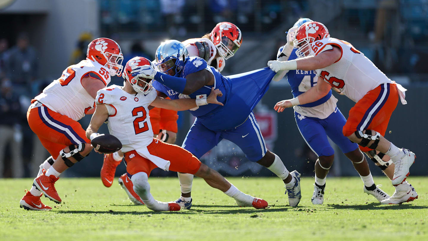 Kentucky’s Deone Walker Labeled as a ‘Game Wrecker’ by South Carolina’s Shane Beamer