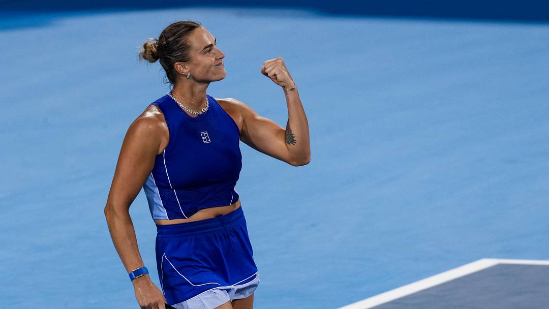 Aryna Sabalenka reacts after returning a shot against Sara Bejlek (CZE) during the Cincinnati Open at Lindner Family Tennis Center. Mandatory Credit: Aaron Doster-Imagn Images Aryna Sabalenka reacts after returning a shot against Sara Bejlek (CZE) during the Cincinnati Open at Lindner Family Tennis Center. Mandatory Credit: Aaron Doster-Imagn Images