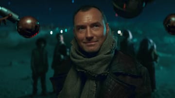 Jod Na Nawood (Jude Law) is closely examined by security droid eyestalks while his young partners stand back in Lucasfilm's STAR WARS: SKELETON CREW, exclusively on Disney+. Photo by Justin Lubin. ©2024 Lucasfilm Ltd. & TM. All Rights Reserved.