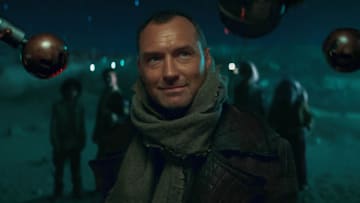 Jod Na Nawood (Jude Law) is closely examined by security droid eyestalks while his young partners stand back in Lucasfilm's STAR WARS: SKELETON CREW, exclusively on Disney+. Photo by Justin Lubin. ©2024 Lucasfilm Ltd. & TM. All Rights Reserved.