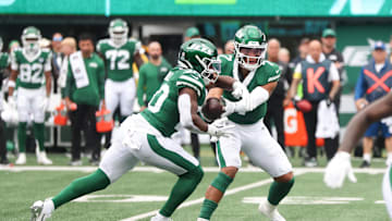 Sep 7, 2025; East Rutherford, New Jersey, USA; New York Jets quarterback Justin Fields (7) hands the ball to running back Breece Hall (20) during the first quarter against the Pittsburgh Steelers at MetLife Stadium. Mandatory Credit: Vincent Carchietta-Imagn Images