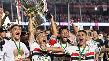 Rafinha vai continuar no São Paulo em 2024.