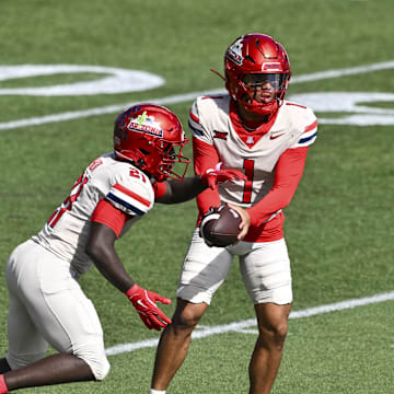 Oct 18, 2025; Houston, Texas, USA; Arizona Wildcats quarterback Noah Fifita (1) hands off the ball to running back Ismail Mahdi (21) during the first quarter at TDECU Stadium. Mandatory Credit: Maria Lysaker-Imagn Images 