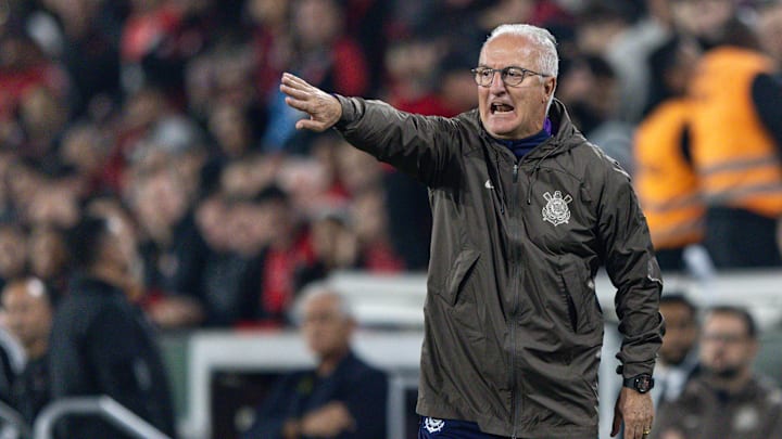 Dorival Júnior vai em busca de mais uma vitória no comando do Corinthians