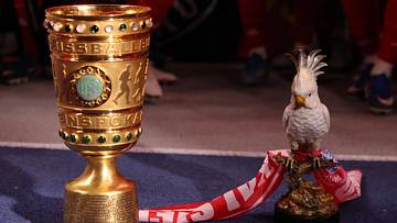 Der DFB-Pokal mit Bayerns Kakadu Der DFB-Pokal mit Bayerns Kakadu