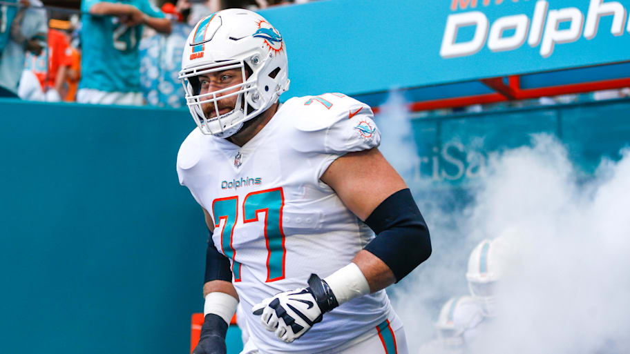 Miami Dolphins offensive tackle Jesse Davis (77) takes on the field prior the game against the New York Giants at Hard Rock Stadium.  | Sam Navarro-Imagn Images