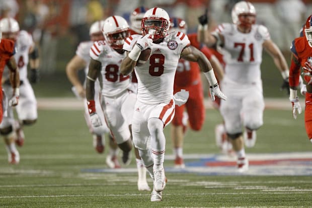 Nebraska Cornhuskers running back Ameer Abdullah (8) runs for a 57 yard touchdown against the Fresno State Bulldogs.