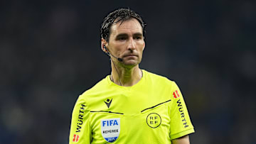 Schiedsrichter Ricardo de Burgos Bengoetxea leitet das spanische Pokalfinale