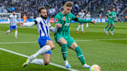 Luca Netz im Zweikampf mit Lucas Tousart