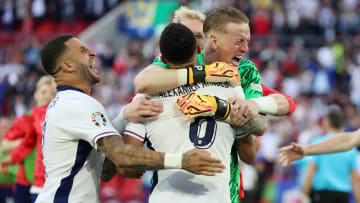 Jordan Pickford, Kyle Walker y Trent Alexander-Arnold se funden en un abrazo tras conseguir el pase a semifinales.