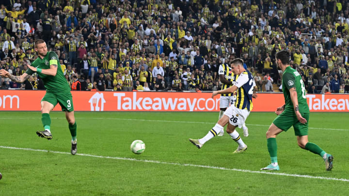 Miha Zajc vuruşunu yapıyor. Miha Zajc vuruşunu yapıyor.
