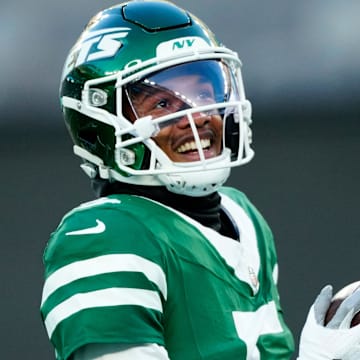 New York Jets wide receiver Garrett Wilson warms up for a game.