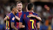 Für Lewandowski (2. v. l.) und Co. muss Barça noch zahlen