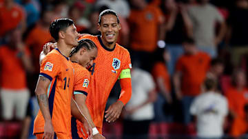 Xavi Simons (m.) mit Virgil van Dijk (r.) & Tijjani Reijnders