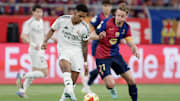 Rodrygo im Zweikampf mit Frenkie de Jong. Beide könnten in der kommenden Saison Teamkollegen sein