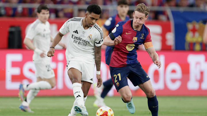 Rodrygo im Zweikampf mit Frenkie de Jong. Beide könnten in der kommenden Saison Teamkollegen sein