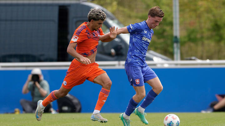 Mertcan Ayhan (links) bindet sich an den FC Schalke