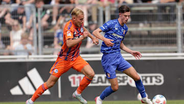 Schalke-Profi Timo Becker (l)